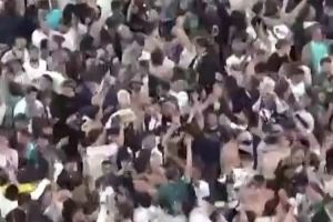 久违的冠军！众多热刺球迷在主场庆祝夺冠