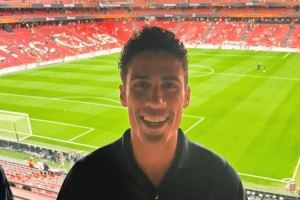 为老东家助威！瓦拉内现场观战欧联决赛，为曼联加油