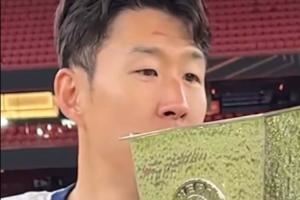 别给我撞坏了😂队友奖牌磕到奖杯，孙兴慜满脸惊慌😬