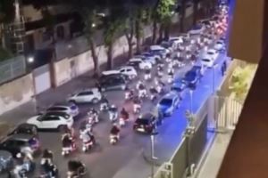 离谱😨1000名那不勒斯球迷、400辆车游行喧哗打扰卡利亚里休息
