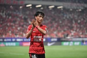东体：杨明洋进入名单意味着国足在需要时可以采取双后腰打法