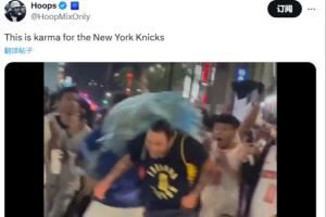 此前哈利伯顿球迷被尼克斯球迷群殴！网友挖苦：这就是因果报应！