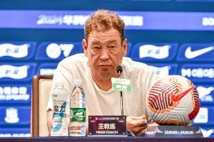 记者：斯卢茨基报名参加业余网球赛，明晚将迎来首战