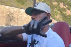 亲近自然⛰️詹姆斯与朋友乘敞篷跑车在户外惬意兜风🚗