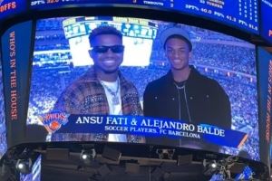 享受假期🏀法蒂、巴尔德现场观看NBA季后赛
