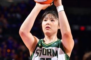 😳放弃亚洲杯留美！美记：李月汝申请交易是国家队主导的