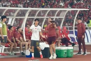 媒体人：国足换人“认错人”是沟通失误，后面是受伤改变换人策略