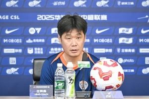 李霄鹏：这个间歇期队员们训练都比较努力，希望明天全力以赴