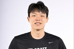 加练！媒体人：杨瀚森练完力量后 在游泳池里直线走了20个来回