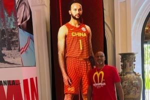 中国男篮球衣照😍李凯尔晒父亲与自己宣传照合影：享受你的节日