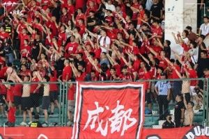 澎湃新闻评成都球迷不当行为：足球比赛拼的也是球迷素质