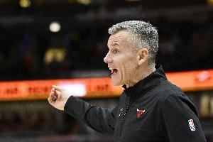 生怕跑了😂Stein：尼克斯申请面试多诺万 促成了公牛与其续约